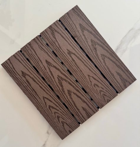 WPC dlaždica zacvakávacia 30x30 cm Kávová s textúrou dreva