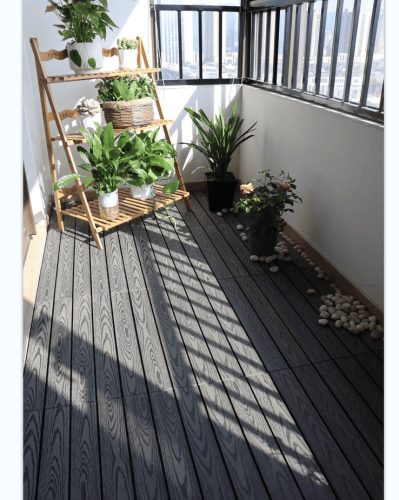 WPC dlaždica zacvakávacia 30×30 cm sivá s drevnou štruktúrou