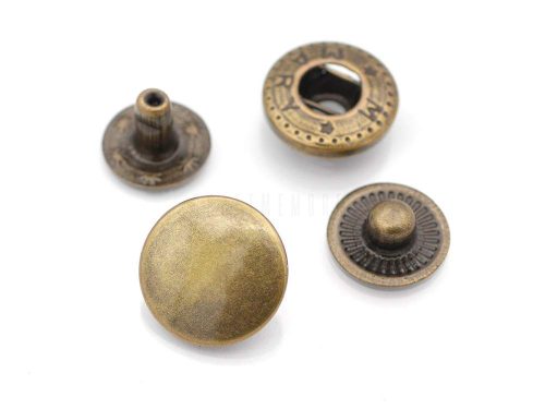 Patentky na rukavice 15 mm, mosadzný základ, antik povrch – 50 ks